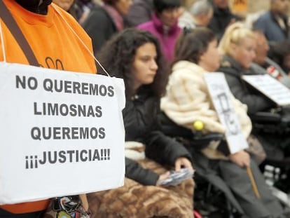 Plataformas y colectivos de discapacitados y dependientes en una concentración ante el Palau de la Generalitat.