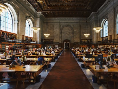 Interior de una biblioteca universitaria.