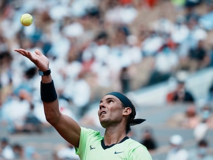 Nadal sirve durante los cuartos contra Schwartzman, el miércoles en París.