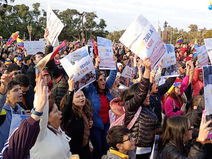 Ciudadanos venezolanos gritan consignas en una concentración con motivo de las elecciones presidenciales en Venezuela, en Buenos Aires (Argentina), este domingo.