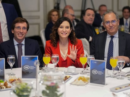 El alcalde de Madrid, José Luis Martínez-Almeida, la presidenta de Madrid, Isabel Díaz Ayuso, y el exconsejero de Educación y presidente de la Asamblea, Enrique Ossorio, en un desayuno informativo.