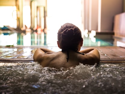 Una mujer se relaja en el interior de una piscina termal.