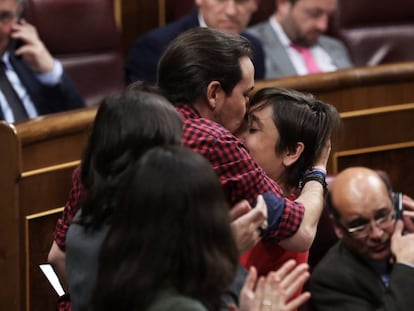 Pablo Iglesias besa a Marta Sibina Camps tras defender la proposici&oacute;n de Ley Org&aacute;nica sobre la eutanasia.