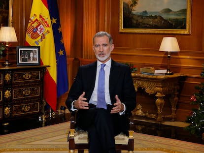 MADRID, 24/12/2023.- El rey Felipe VI en su tradicional mensaje de Navidad, el décimo de su reinado, en el que ha apelado al cumplimiento de la Constitución como garantía de unión y de progreso, al advertir de que si no se respeta, no hay democracia ni convivencia posibles, tampoco ley, ni paz, ni libertad, sino imposición y arbitrariedad. EFE/ Ballesteros   POOL
