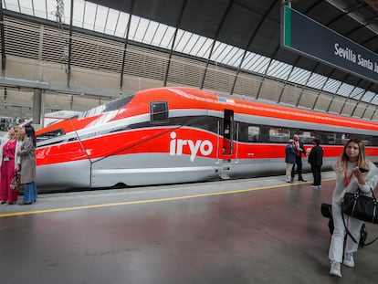 Uno de los trenes de Iryo en la estación sevillana de Santa Justa.