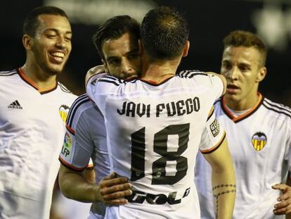 Javi Fuego abraza a Negredo tras el gol del vallecano.