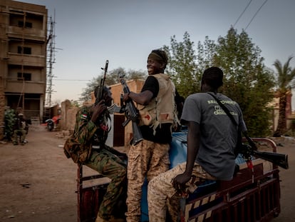 Soldados de las fuerzas armadas sudanesas conducen por el barrio de Beit Al-Mal, de Jartum, el pasado 25 de abril.