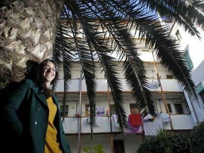 La arquitecta Marta Catalán del estudio Zira02, en el patio de la corrala de Pacífico.