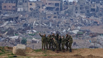 Militares israelíes se hacen un selfi, en febrero.