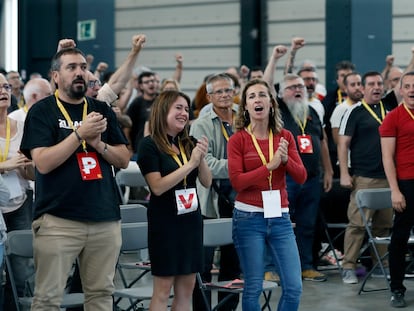 Laia Estrada, de rojo, líder de la CUP en el Parlament, durante la asamblea de la formación el sábado 21 en Sabadell.