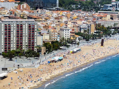 Vista de la franja litoral barcelonesa desde el hotel W, con la playa de la Barceloneta en primer plano.