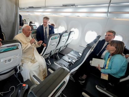 El Papa conversa este domingo con los periodistas en el vuelo de regreso a Roma tras su visita a Bélgica y Luxemburgo.