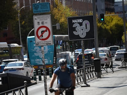 Un cartel indica la zona de bajas emisiones 360 del Distrito Centro, a 17 de septiembre de 2024, en Madrid.