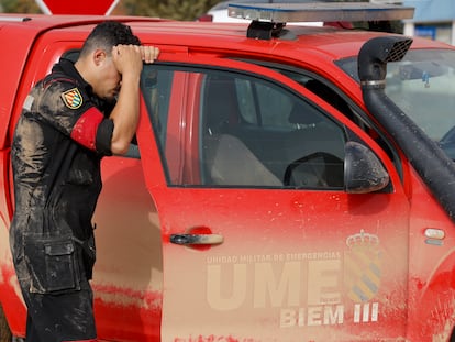 SEDAVÍ (VALENCIA), 30/10/2024.- Un soldado de la Unidad Militar de Emergencias aguarda junto a su vehículo en Sedaví durante los trabajos de rescate que se llevan a cabo en gran parte de la provincia debido a las lluvias torrenciales de las últimas horas. EFE/Miguel Ángel Polo
