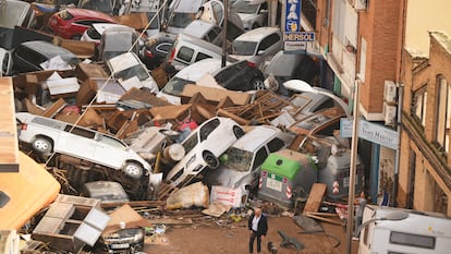 Coches y escombros arrastrados por la dana en Sedaví, Valencia, el miércoles.