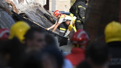 Labores de rescate en la estación de la ciudad de Novi Sad.