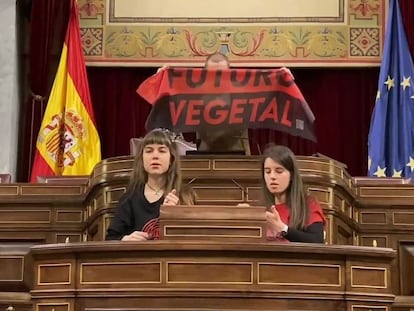 Activistas climáticos de Futuro Vegetal se pegan al atril del hemiciclo del Congreso de los Diputados, en enero de 2023.