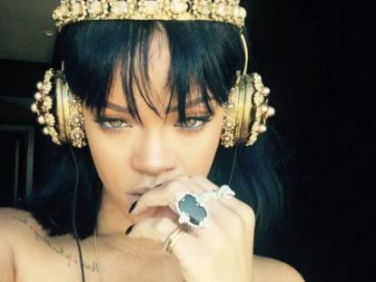 Rihanna, con sus auriculares D&g, en una imagen publicada en su cuenta de Twitter.