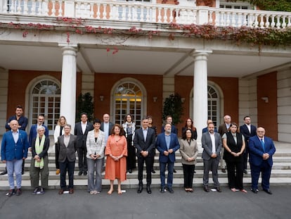 Pedro Sánchez posa en La Moncloa con los representantes de ONG de ayuda a los inmigrantes, este lunes.