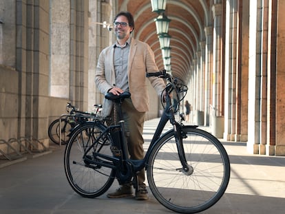 Álvaro Fernández Heredia, secretario general de Movilidad Sostenible del Ministerio de Transportes, con su bicicleta en la sede del ministerio.