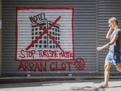 Pintada contra el turisme feta per Arran.