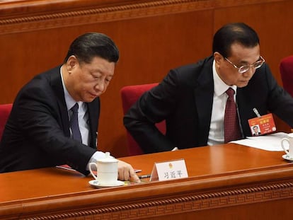 El presidente chino, Xi Jinping, y el primer ministro, Li Keqiang, emiten su voto durante la aprobación de la ley de inversión extranjera.