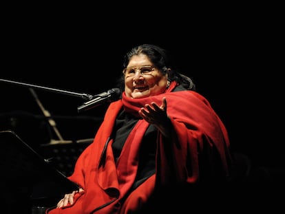 La argentina Mercedes Sosa, en un concierto en Montevideo, en marzo de 2008.