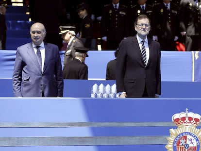 El ex presidente del Gobierno, Mariano Rajoy, en el centro, acompañado a su derecha por su ministro del Interior, Jorge Fernández Díaz y su secretario de Estado de Seguridad, Francisco Martínez, en una fotografía de archivo.