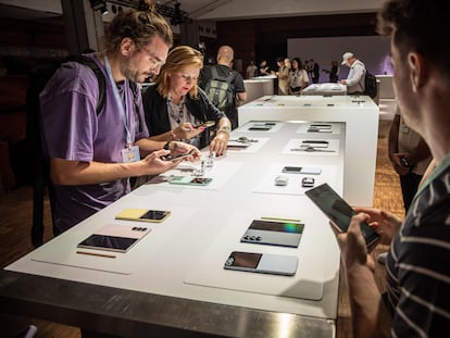 Invitados durante el evento Samsung Galaxy 2024 Unpacked para presentar la próxima generación de teléfonos Galaxy y dispositivos con Inteligencia Artificial (IA) en el recinto del Carrousel du Louvre en París, el 10 de julio de 2024.