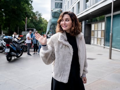 La presidenta de la Comunidad de Madrid, Isabel Díaz Ayuso, a su llegada a la renovación del convenio de colaboración del Carné Joven de la comunidad de Madrid, este miércoles.