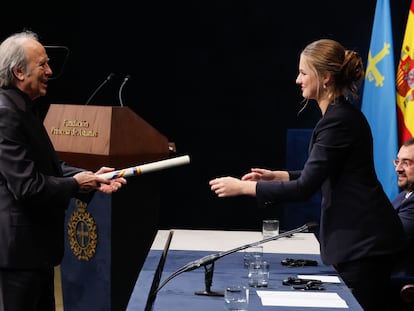 El cantautor y compositor, Joan Manuel Serrat, recibe el Premio Princesa de Asturias de las Artes de manos de la princesa Leonor.