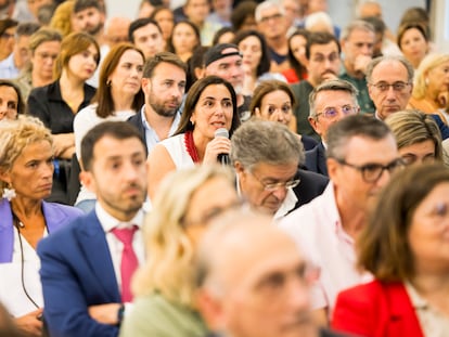 Una asistente al acto celebrado en Vigo toma la palabra en el turno de preguntas a Pepa Bueno.