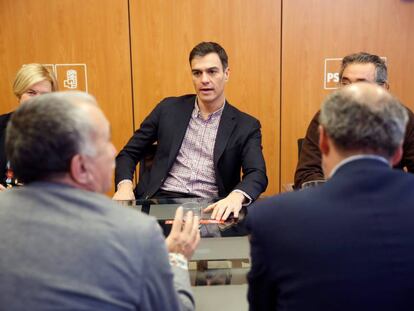 El l&iacute;der del PSOE, Pedro S&aacute;nchez, durante una reuni&oacute;n con sindicatos. 