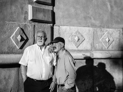 A la caída de la tarde, Manuel Lozano (izquierda) y Rodrigo Muñoz posaron así para el fotógrafo en una calle de Granada. Casi una reedición de la escultura que el segundo dedicó al primero entre 1978 y 1983.