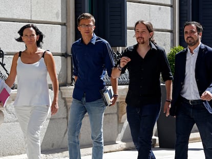 Carolina Bescansa, Errejon, Pablo Iglesias, Garzón y Montero de Unidos Podemos llegando al Congreso, en 2016.