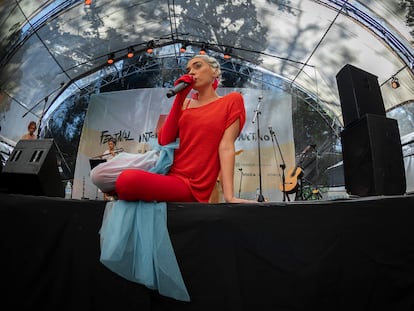 Juliana Linhares, vocalista del grupo brasileño Pietá durante su presentación en el Festival Internacional Cenvantino, en Guanajuato, México. El 25 de octubre 2024.