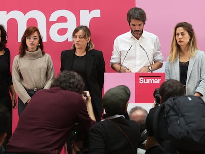 Ernest Urtasun, el sábado en la rueda de prensa en la sede de Sumar en Madrid, acompañado por (desde la izquierda) Paula Moreno, Elizabeth Duval, Amanda Andrades y Lara Hernández.