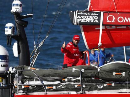 Xabi Fern&aacute;ndez celebra la victoria de su equipo en la segunda etapa de la Volvo Ocean Race.