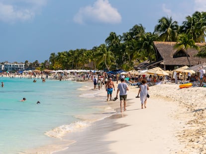 Vacacionistas en playa Norte, en Isla Mujeres (México).