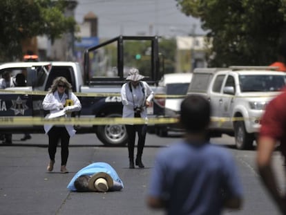 Javier Valdez, tendido en el suelo, tras ser asesinado.