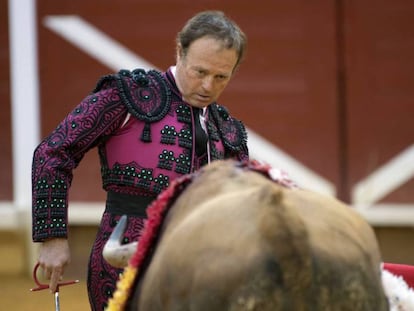 El diestro Pepe Luis V&aacute;zquez da un pase de muleta en su reaparici&oacute;n durante la corrida de la Feria del Milagro.