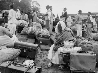 Varios refugiados huyen con sus pertenencias durante la guerra sino-India de 1962. 