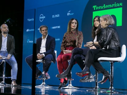 De izquierda a derecha, Javier Salas, junto a Pedro Díaz Yuste y Luz Casal, María Blasco y Pura Muñoz Cánoves en el evento Tendencias, en Madrid.