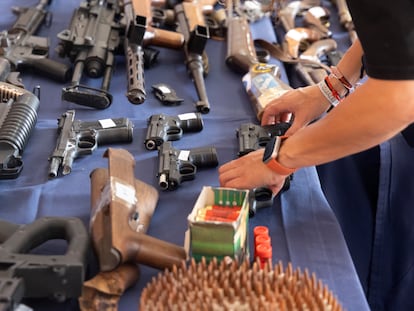 Un policía mostraba este viernes varias de las armas manipuladas que se han intervenido al hombre detenido el pasado junio en Málaga.