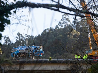 Momento del izado, desde el río Lérez, del autobús que se accidentó en diciembre de 2022 en Cerdedo-Cotobade.