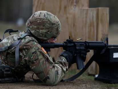 Un miembro del ejército de Estados Unidos hace una prueba de tiro en el Campo Edwards de Massachussets, en enero de 2021.