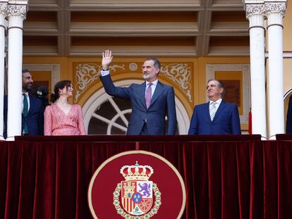 El Rey saluda al público al inicio de la corrida de la Beneficencia; a su derecha, la presidenta de la Comunidad de Madrid, Isabel Díaz Ayuso, y a su izquierda, Antonio Bañuelos, presidente de la Unión de Criadores de Toros de Lidia.