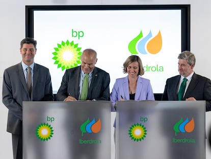 En el centro, la presidenta de BP España, Olvido Moraleda, y el CEO de Iberdrola España, Mario Ruiz-Tagle, este jueves en Castellón, en una imagen cedida por BP.