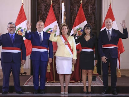 La presidenta Dina Boluarte, en el centro, durante la toma de posesión de los nuevos ministros, este martes en Lima.