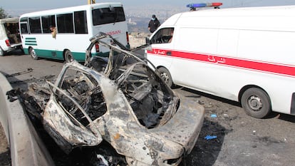 Coche destruido el jueves a diez kilómetros de Beirut.